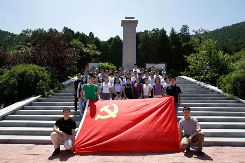 集團赴長清大峰山開展主題黨日活動